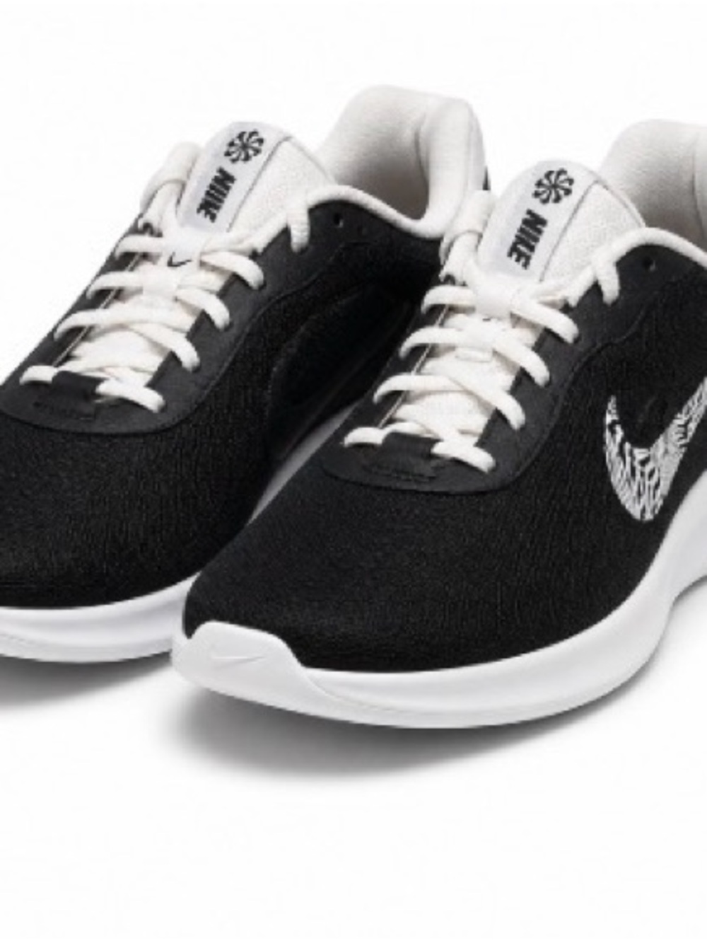 Nike Women's Black and White Lightweight Sneakers